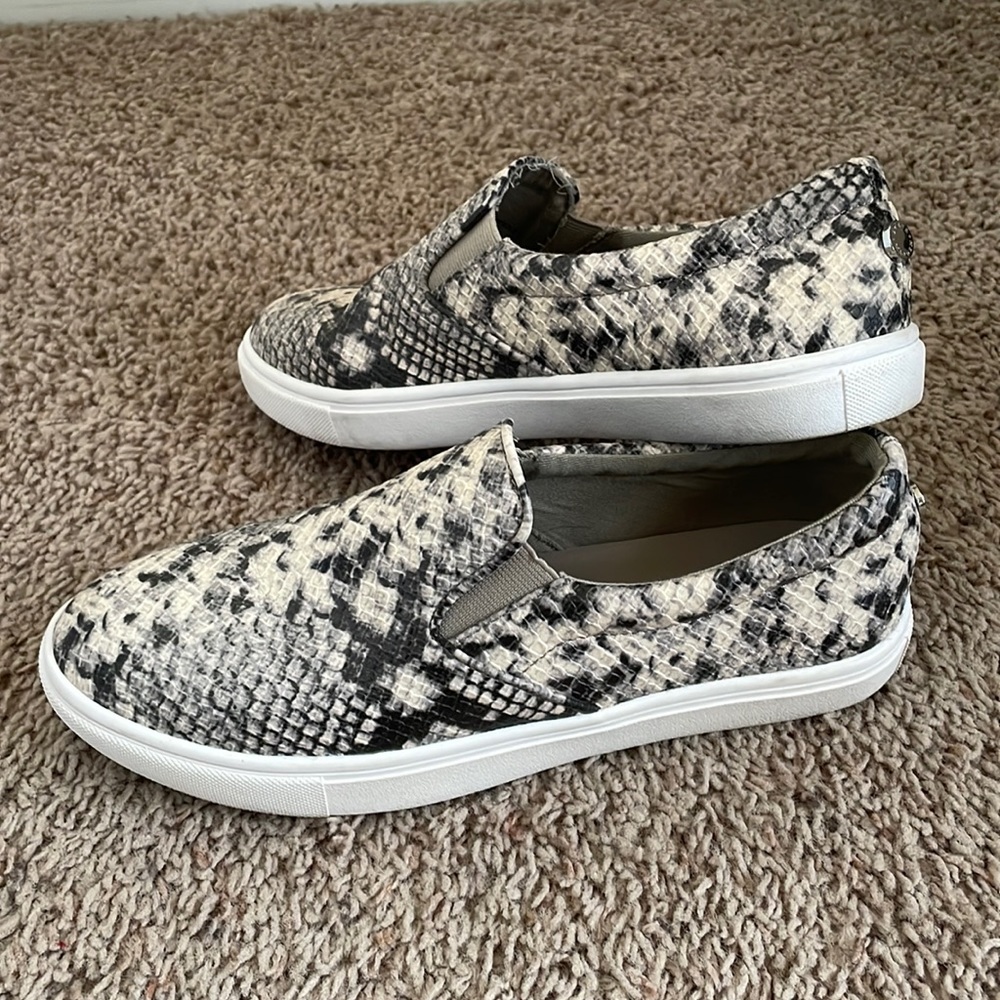 EYC Steve Madden “Ecentric” Slip On Sankeskin Flats 8.5